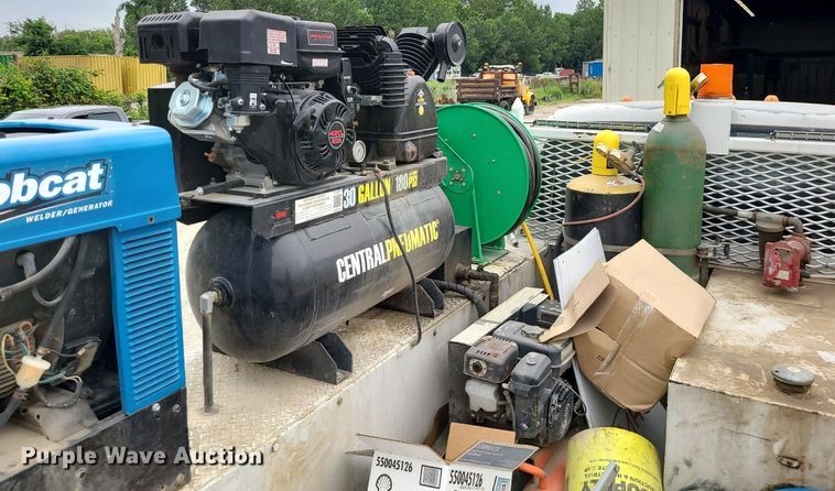 image for item MG9658 2004 Ford F750 Super Duty  utility / service truck