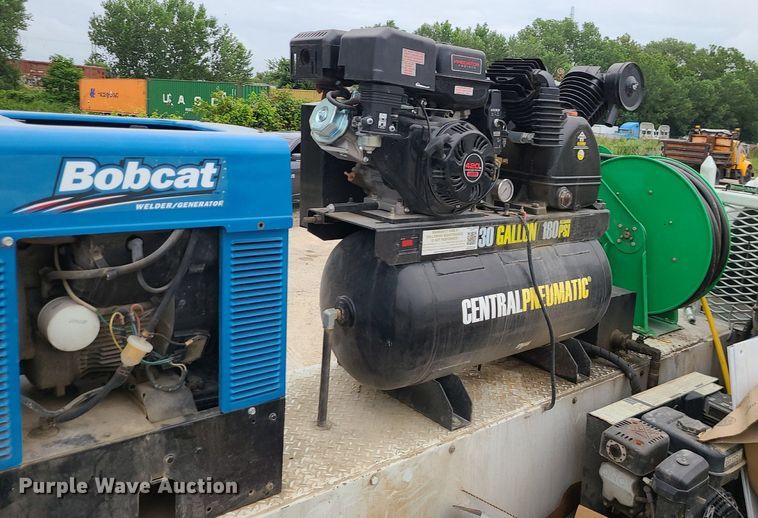 image for item MG9658 2004 Ford F750 Super Duty  utility / service truck