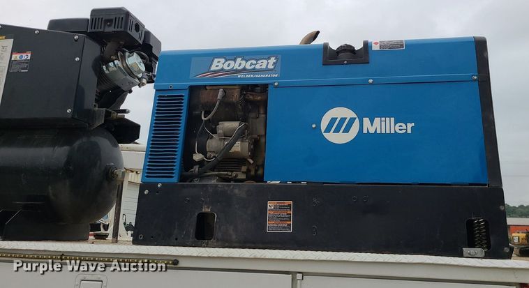 image for item MG9658 2004 Ford F750 Super Duty  utility / service truck