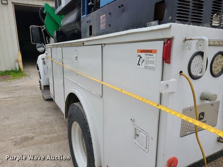 image for item MG9658 2004 Ford F750 Super Duty  utility / service truck