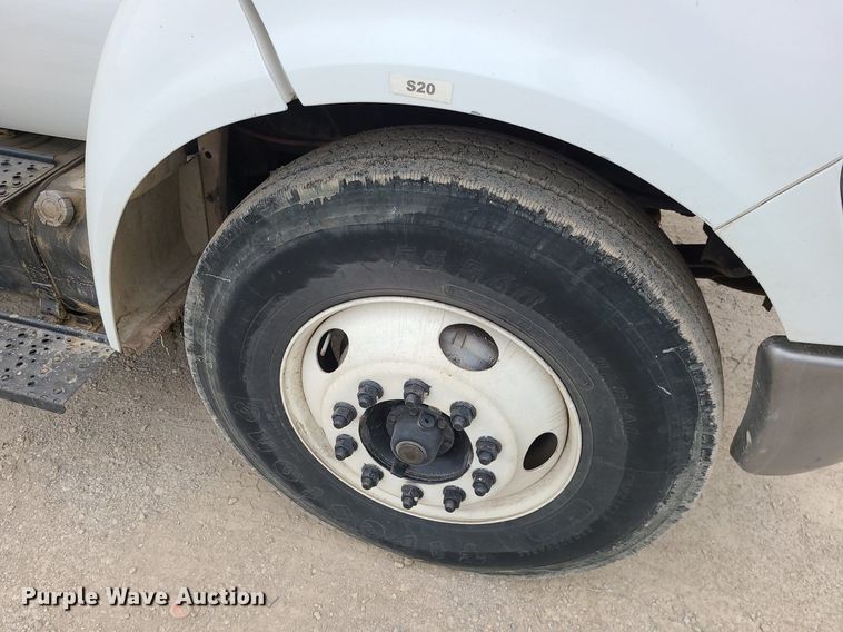 image for item MG9658 2004 Ford F750 Super Duty  utility / service truck