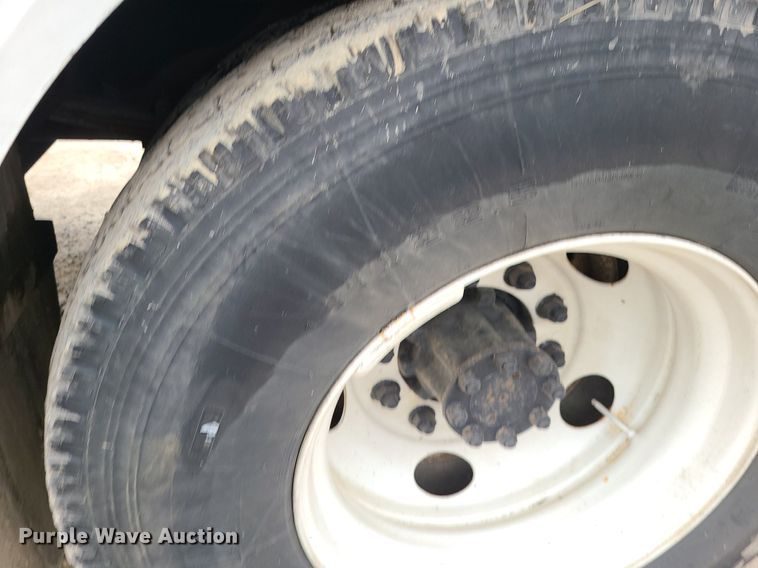 image for item MG9658 2004 Ford F750 Super Duty  utility / service truck