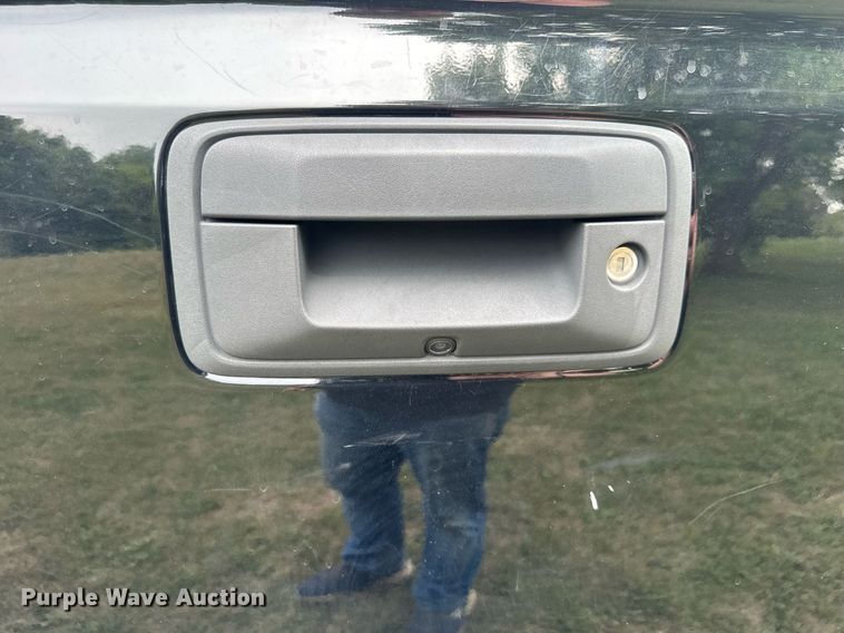 image for item MQ9338 2015 Chevrolet Silverado 1500  Crew Cab pickup truck