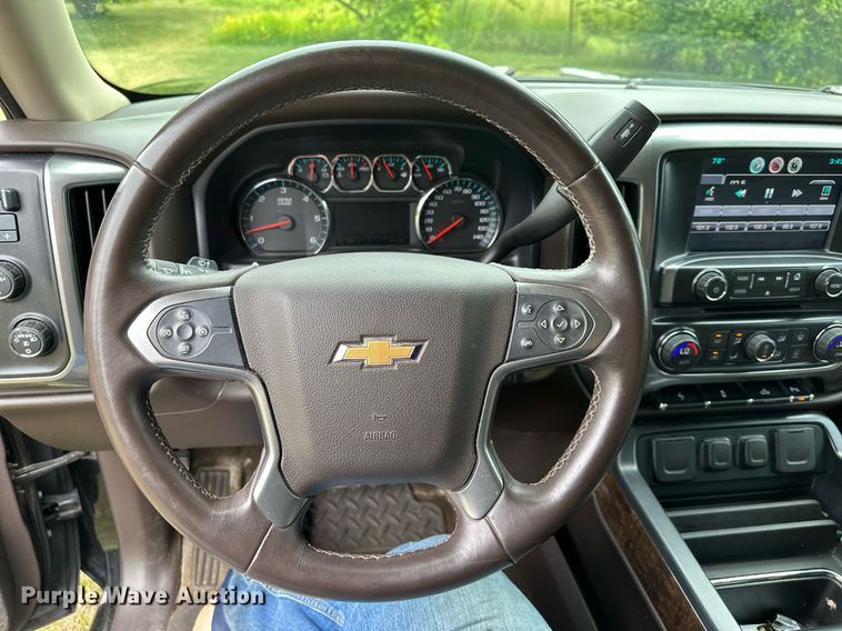 image for item MQ9338 2015 Chevrolet Silverado 1500  Crew Cab pickup truck