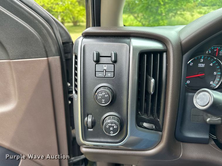 image for item MQ9338 2015 Chevrolet Silverado 1500  Crew Cab pickup truck