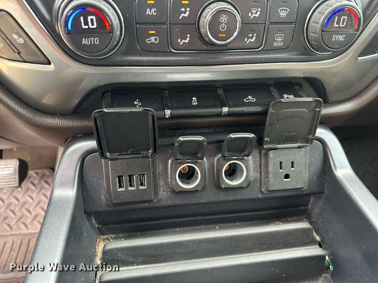 image for item MQ9338 2015 Chevrolet Silverado 1500  Crew Cab pickup truck