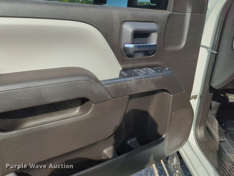 image for item MX9355 2018  Chevrolet Silverado 2500HD  Crew Cab pickup truck