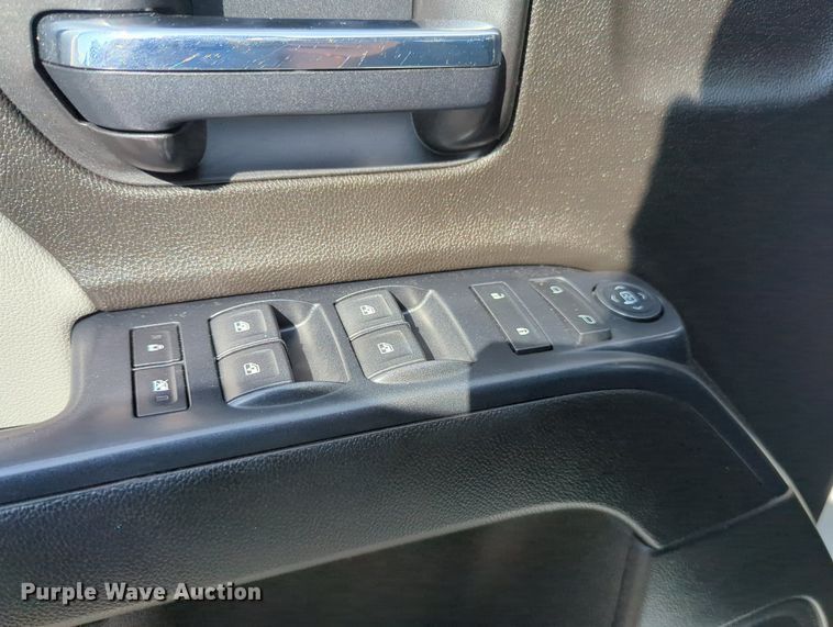 image for item MX9355 2018  Chevrolet Silverado 2500HD  Crew Cab pickup truck