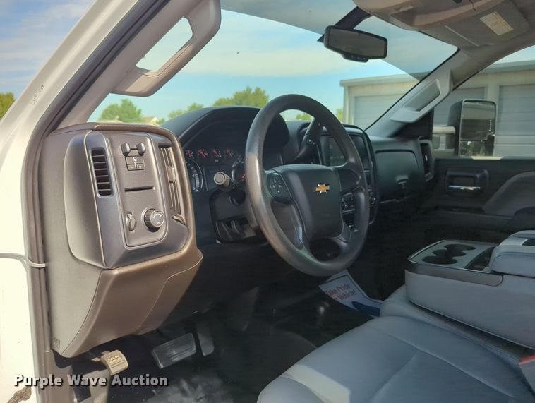 image for item MX9355 2018  Chevrolet Silverado 2500HD  Crew Cab pickup truck