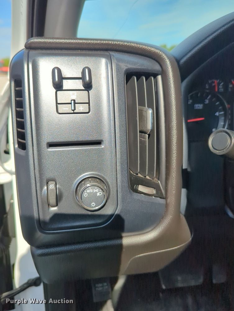 image for item MX9355 2018  Chevrolet Silverado 2500HD  Crew Cab pickup truck