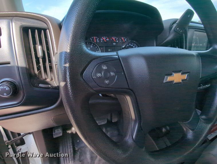 image for item MX9355 2018  Chevrolet Silverado 2500HD  Crew Cab pickup truck