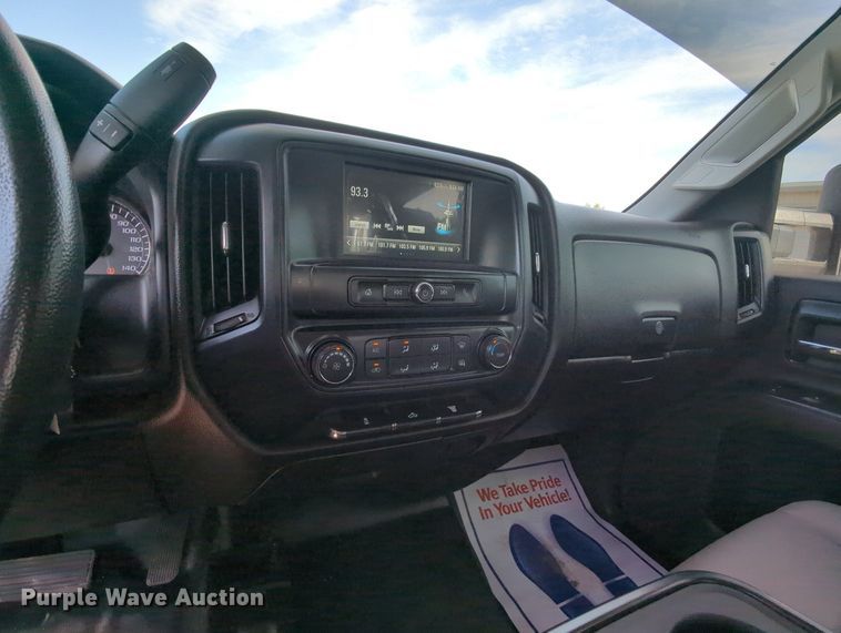 image for item MX9355 2018  Chevrolet Silverado 2500HD  Crew Cab pickup truck