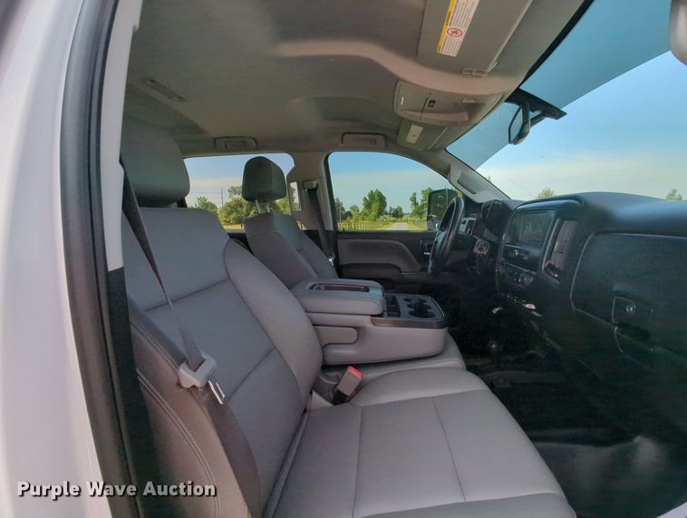 image for item MX9355 2018  Chevrolet Silverado 2500HD  Crew Cab pickup truck