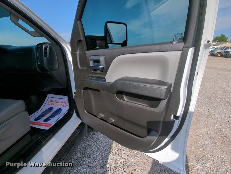 image for item MX9355 2018  Chevrolet Silverado 2500HD  Crew Cab pickup truck