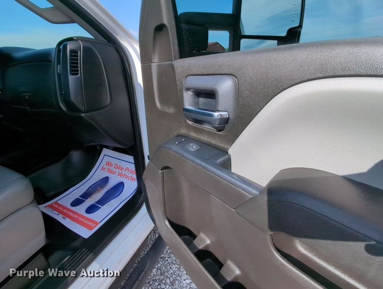 image for item MX9355 2018  Chevrolet Silverado 2500HD  Crew Cab pickup truck