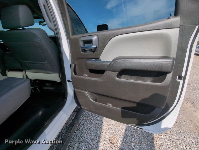 image for item MX9355 2018  Chevrolet Silverado 2500HD  Crew Cab pickup truck