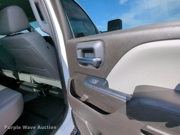 image for item MX9355 2018  Chevrolet Silverado 2500HD  Crew Cab pickup truck