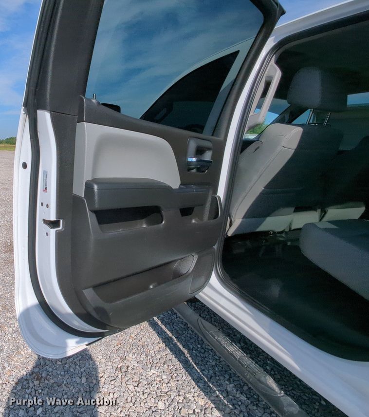 image for item MX9355 2018  Chevrolet Silverado 2500HD  Crew Cab pickup truck