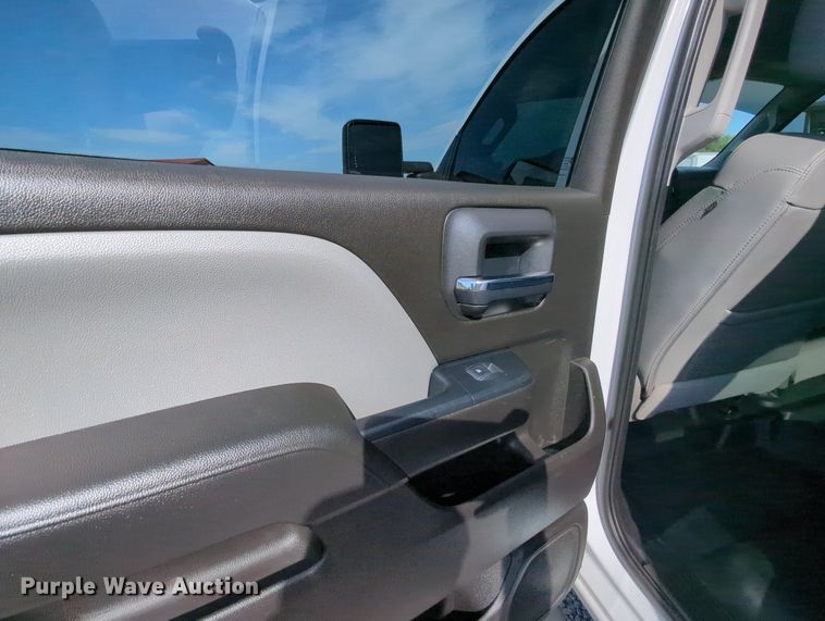 image for item MX9355 2018  Chevrolet Silverado 2500HD  Crew Cab pickup truck