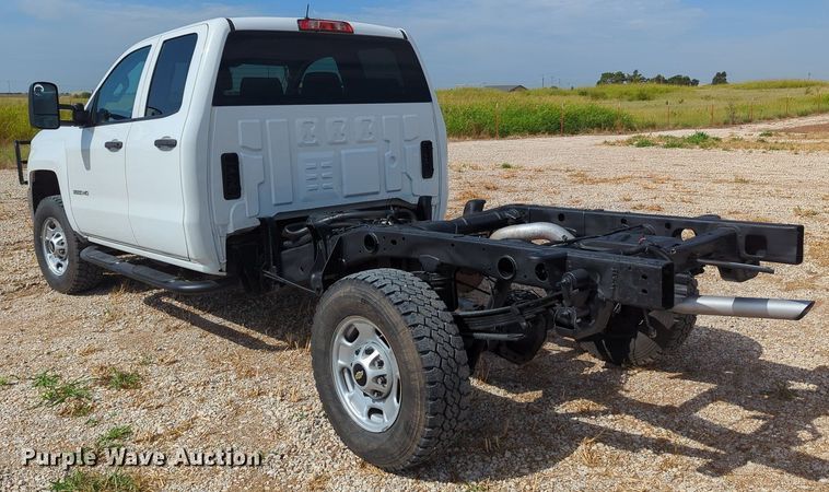 image for item MX9356 2015  Chevrolet Silverado 2500HD  Double Cab pickup truck cab and chassis