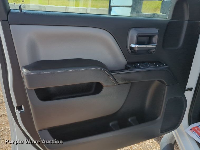 image for item MX9356 2015  Chevrolet Silverado 2500HD  Double Cab pickup truck cab and chassis