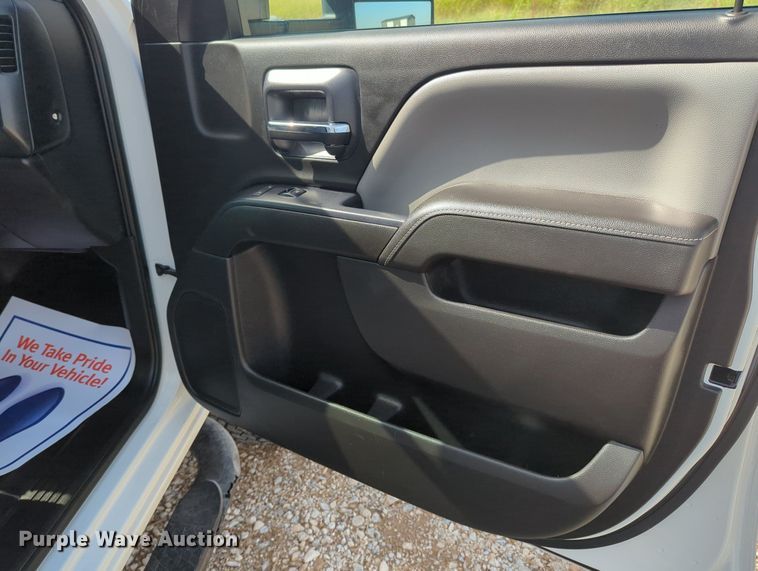 image for item MX9356 2015  Chevrolet Silverado 2500HD  Double Cab pickup truck cab and chassis