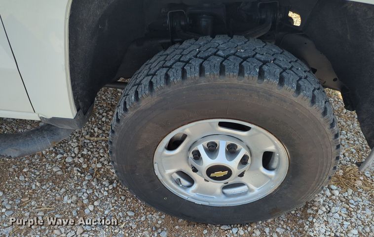 image for item MX9356 2015  Chevrolet Silverado 2500HD  Double Cab pickup truck cab and chassis