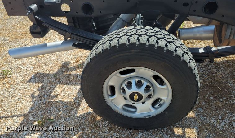 image for item MX9356 2015  Chevrolet Silverado 2500HD  Double Cab pickup truck cab and chassis