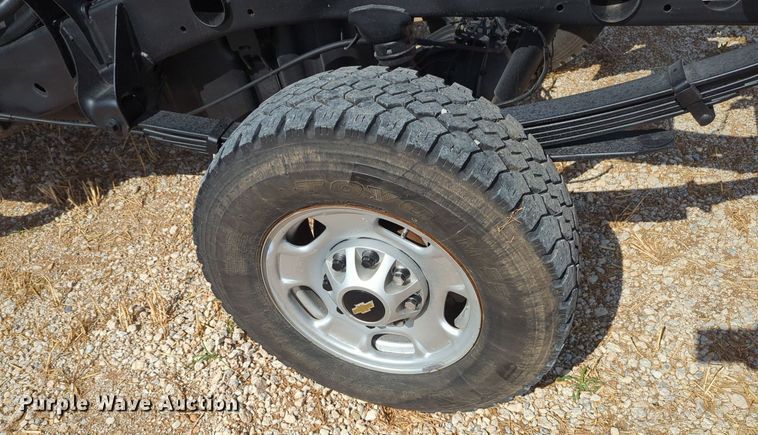 image for item MX9356 2015  Chevrolet Silverado 2500HD  Double Cab pickup truck cab and chassis