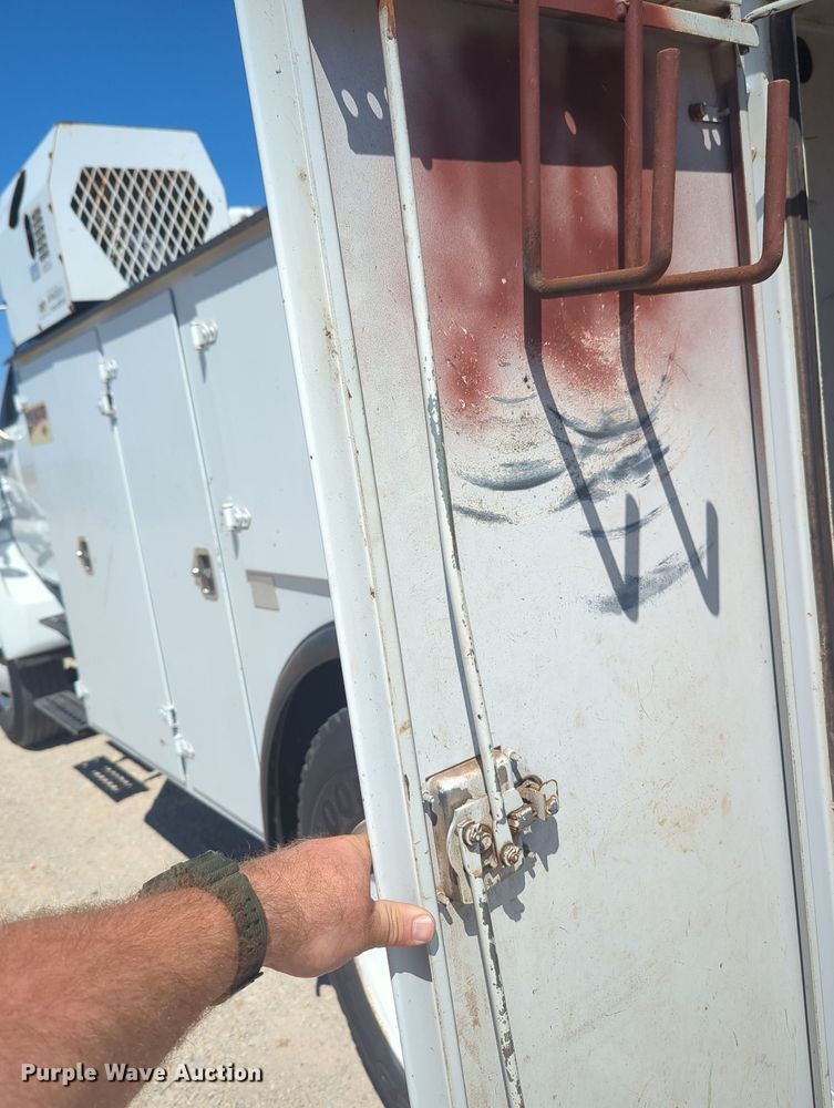 image for item MX9359 2000 Ford F650 Super Duty  utility / service truck