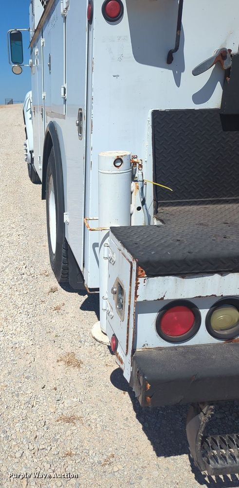 image for item MX9359 2000 Ford F650 Super Duty  utility / service truck