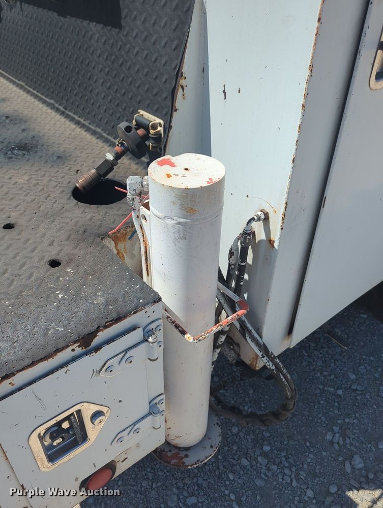 image for item MX9359 2000 Ford F650 Super Duty  utility / service truck