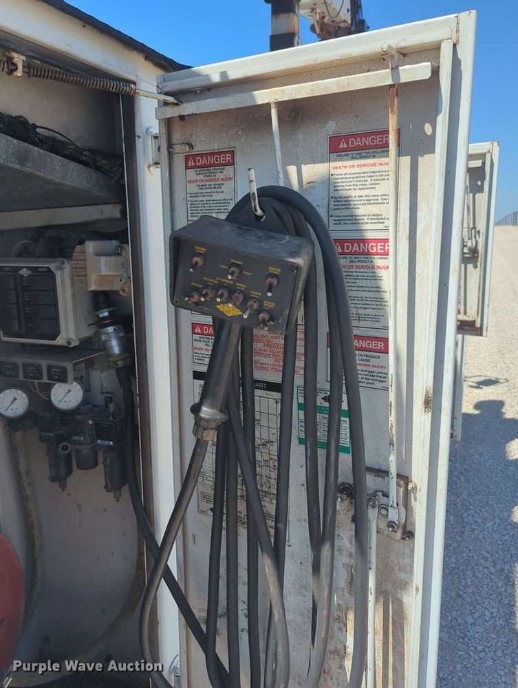 image for item MX9359 2000 Ford F650 Super Duty  utility / service truck