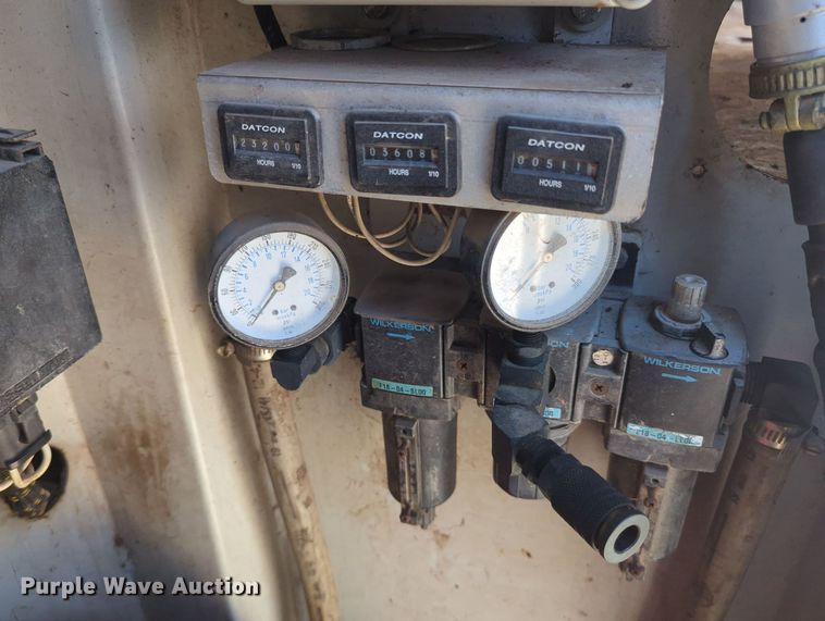 image for item MX9359 2000 Ford F650 Super Duty  utility / service truck