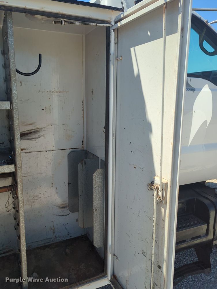 image for item MX9359 2000 Ford F650 Super Duty  utility / service truck