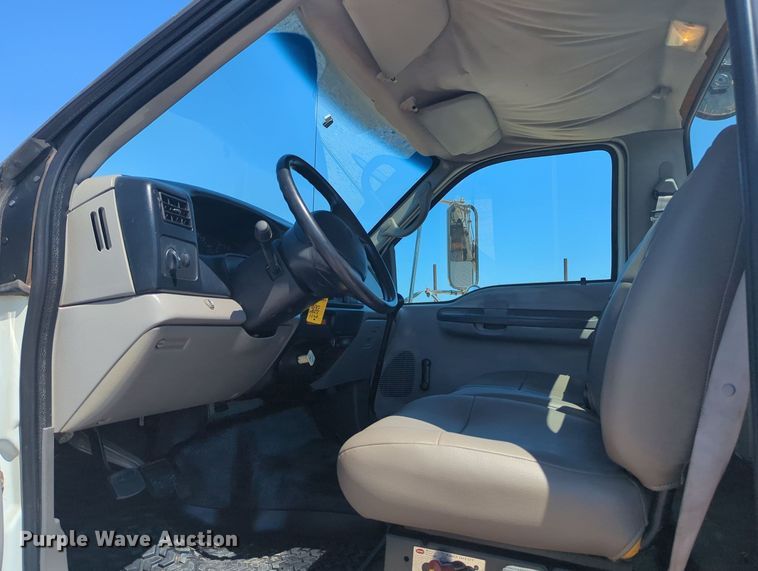 image for item MX9359 2000 Ford F650 Super Duty  utility / service truck