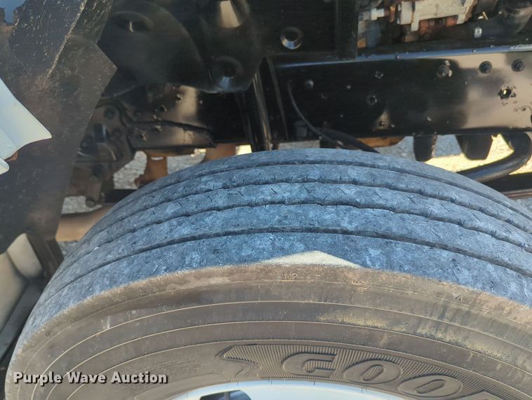 image for item MX9359 2000 Ford F650 Super Duty  utility / service truck