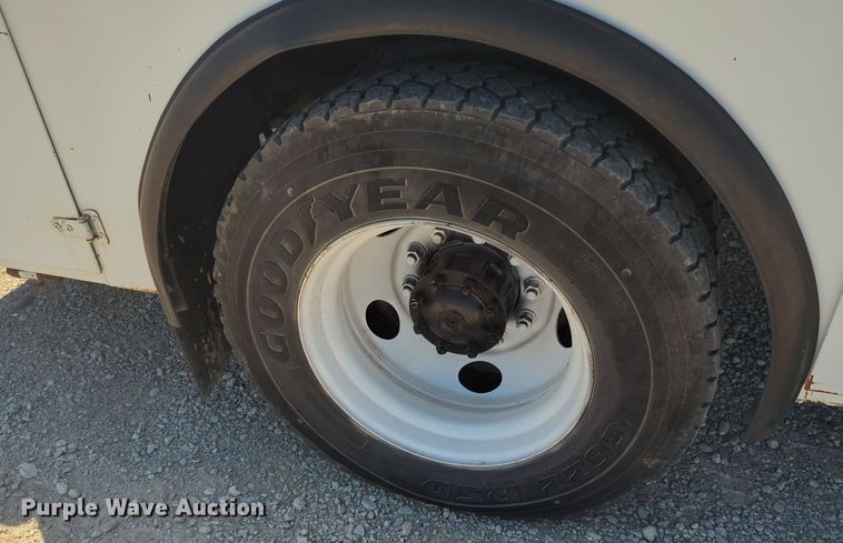 image for item MX9359 2000 Ford F650 Super Duty  utility / service truck