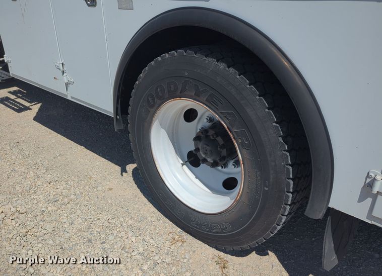 image for item MX9359 2000 Ford F650 Super Duty  utility / service truck