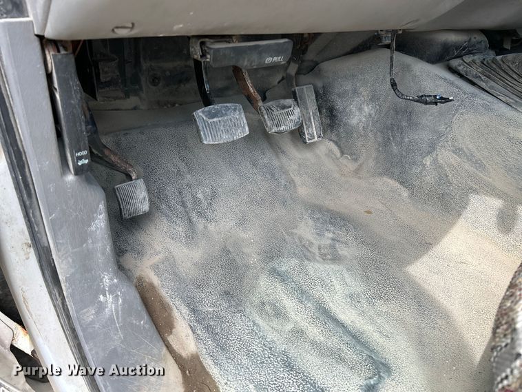 image for item NL9402 2000 Ford F450 Super Duty XL  flatbed truck