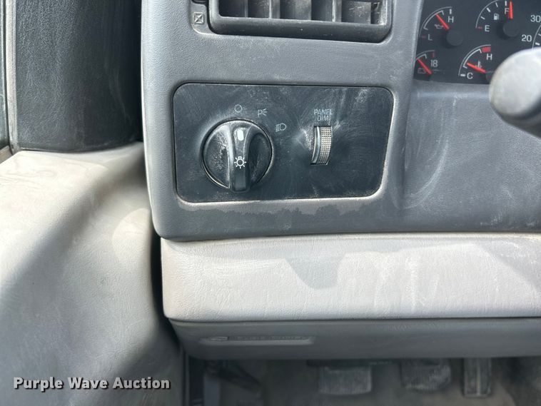 image for item NL9402 2000 Ford F450 Super Duty XL  flatbed truck