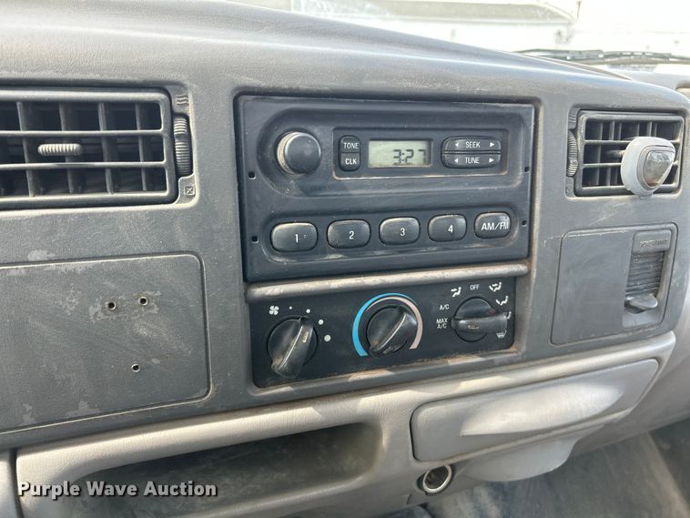 image for item NL9402 2000 Ford F450 Super Duty XL  flatbed truck