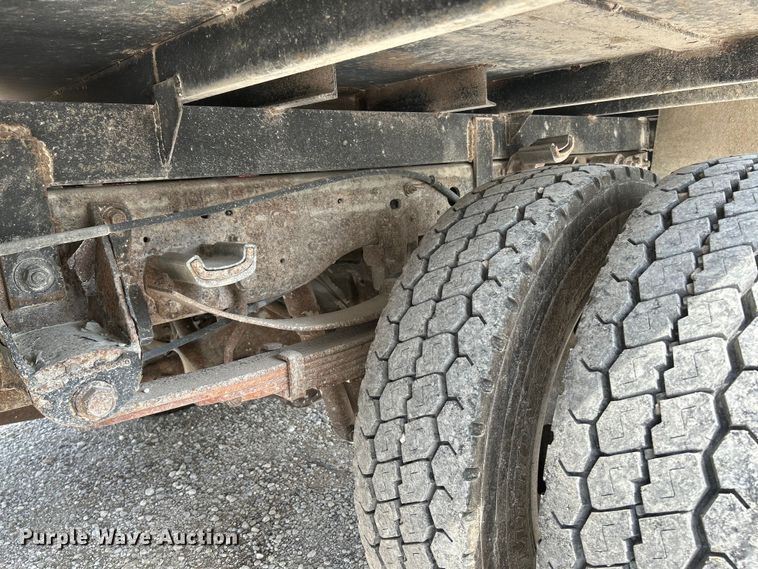 image for item NL9402 2000 Ford F450 Super Duty XL  flatbed truck