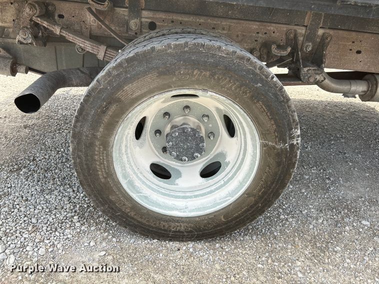 image for item NL9402 2000 Ford F450 Super Duty XL  flatbed truck