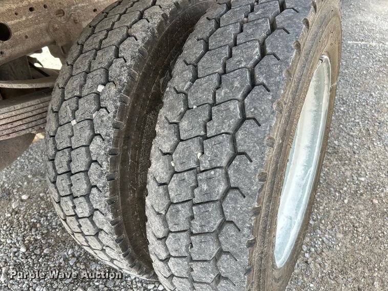 image for item NL9402 2000 Ford F450 Super Duty XL  flatbed truck