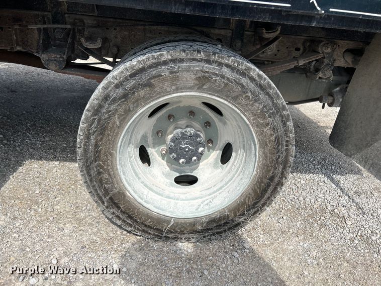 image for item NL9402 2000 Ford F450 Super Duty XL  flatbed truck