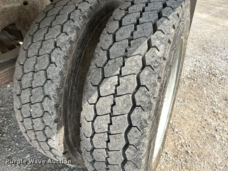 image for item NL9402 2000 Ford F450 Super Duty XL  flatbed truck