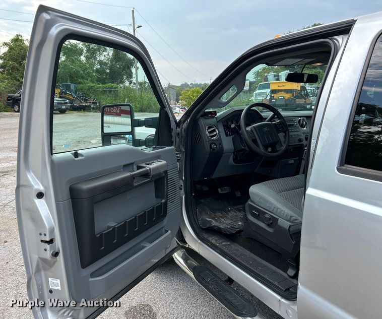 image for item NL9409 2016 Ford F350 Super Duty XLT  Crew Cab pickup truck