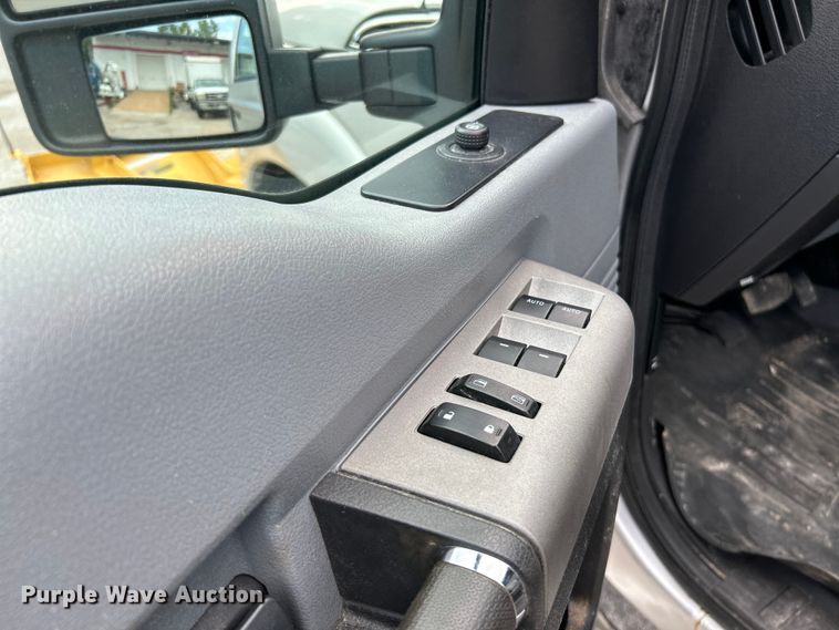 image for item NL9409 2016 Ford F350 Super Duty XLT  Crew Cab pickup truck