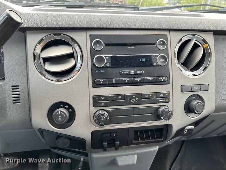 image for item NL9409 2016 Ford F350 Super Duty XLT  Crew Cab pickup truck